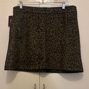 Chic Leopard Print Mini Skirt with Zipper Accents
